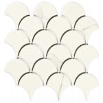 Белая мозаика в форме чешуи на сетке calacatta-scale