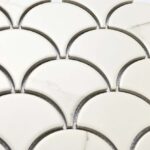 Белая мозаика в форме чешуи на сетке calacatta-scale фото 2