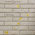 декоративный кирпич brick beige tekst с бабочками
