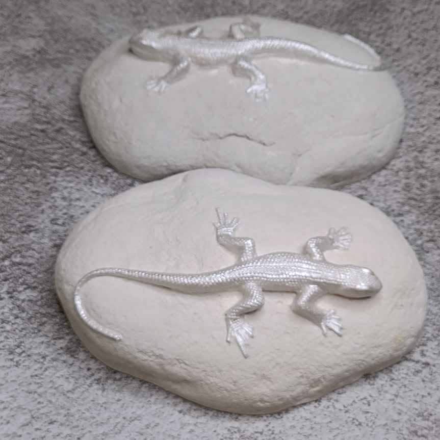 Декоративный камень окатыш белый ящерицы декор6