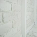 Декоративный кирпич белый Старый Питер blanco фото на балконе