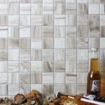 Керамическая мозаика под дерево из керамогранита на сетке wooden-light фото в интерьере на фартуке кухни