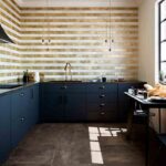 Керамическая плитка кабанчик пэчворк Aparici uptown copper 7.4x29.75 см фото в интерьере