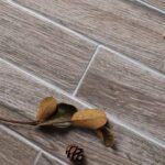 Керамическая мозаика прямоугольная под коричневое дерево из керамогранита marmi-dark-25.2x48.6 мм фото в интерьере