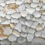 Мозаика из камней и гальки на сетке