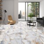 Глянцевый индийский керамогранит под мрамор оникс smit mink 60х60 см фото в интерьере