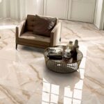 Полированный индийский керамогранит для пола и стен под мрамор fogu polished beige 60х60 см в интерьере