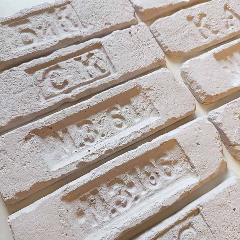 Декоративный кирпич Старый Питер Beige бежевого песочного цвета с клемами 18 века Декоративный кирпич Старый Питер Beige бежевого песочного цвета с клемами 18 века фото 1