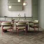 Керамогранит под паркет елочкой Chevron Walnut 49.75x 99.55 см фото на полу в интерьере