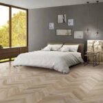 Керамогранит под паркет елочкой Hardwood nature фото в интерьере на полу