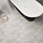 Керамогранит Кварцит 7 600х300 фото на полу в интерьере ванной комнаты