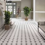 Фото в интерьере белого керамогранита с черными вставками Realonda Canterbury Black 33.3x33.3