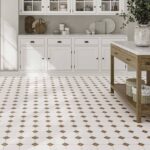 Фото в интерьере белого керамогранита со вставками коричневого цвета Canterbury Terra 33,3х33,3