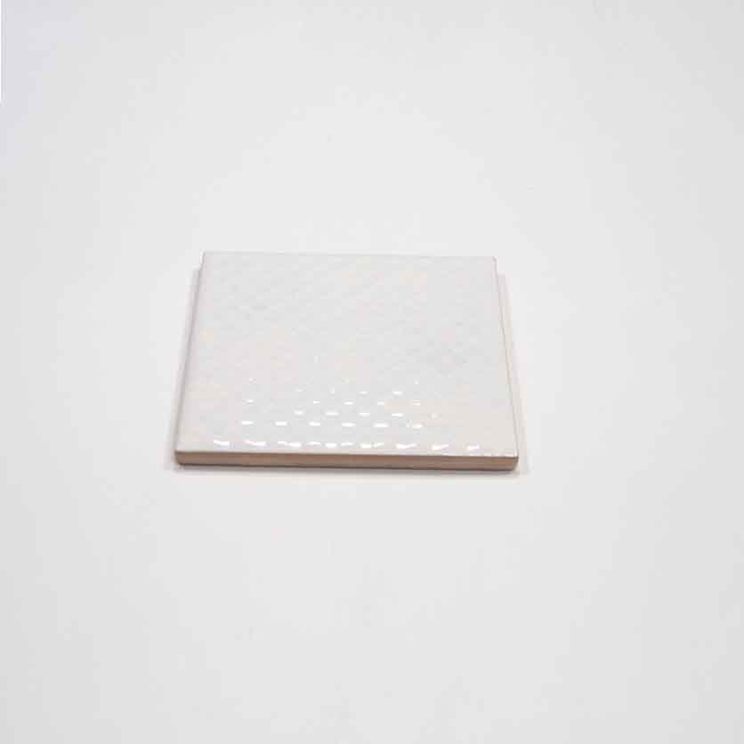 Керамическая плитка белая глянцевая Испания APE Carmen Mimosa Diamond 10X10 Керамическая плитка испанская белая Ape Carmen Mimosa Diamond 10X10 вид с боку